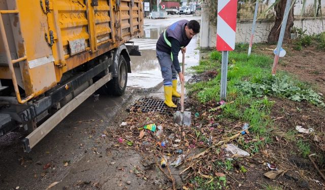 Bodrum’da aynı gün iki manzara: Bir yanda taşkın, diğer yanda deniz keyfi