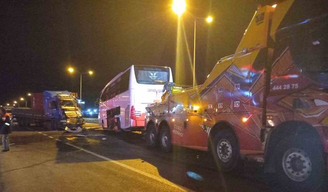 Bozüyük’te yolcu otobüsü ile tır çarpıştı: 20 yaralı