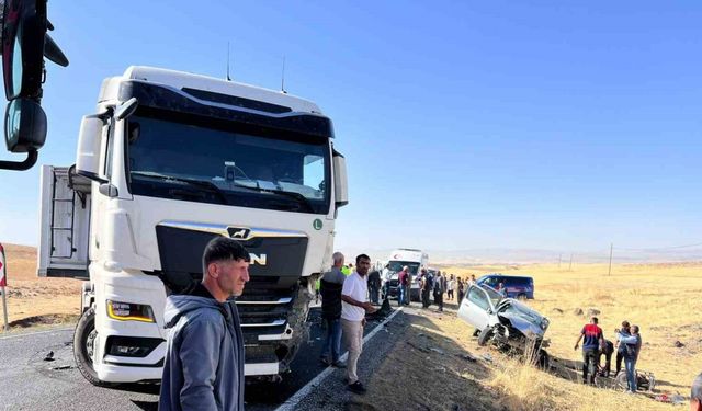 Bulanık’ta otomobil ile tır çarpıştı: 1 yaralı