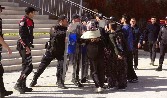 Burdur’da deprem tatbikatında öğrencilerin oyunculuğu gerçeği aratmadı