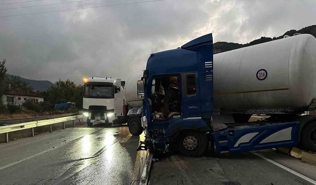 Burdur’da makaslayan tır nedeniyle yol kapandı