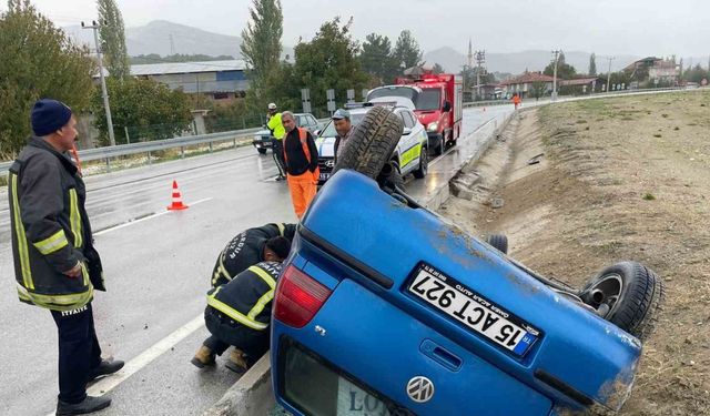 Burdur’da otomobil devrildi, sıkışan sürücüyü itfaiye kurtardı