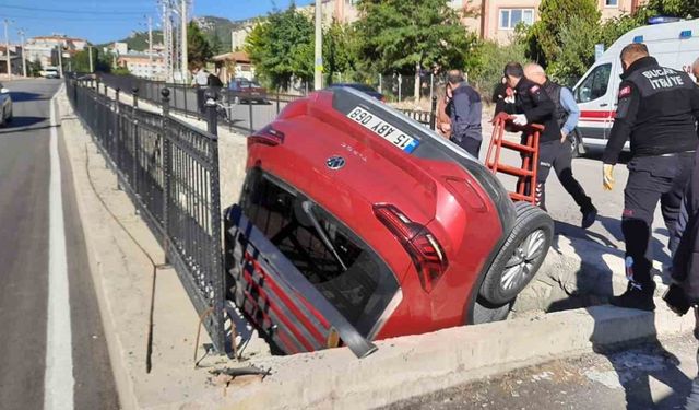 Burdur’da otomobil kanala düştü: 1 yaralı