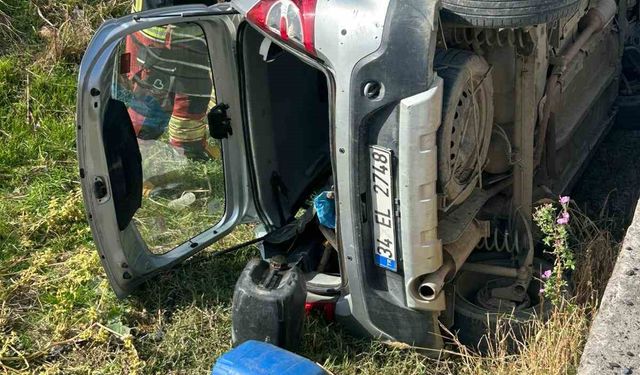 Burhaniye’de otomobil köprüden dereye devrildi