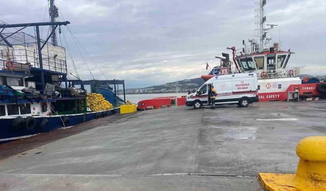 Çanakkale Boğazı’nda balıkçılar, denizde çırpınan bir kişiyi kurtardı