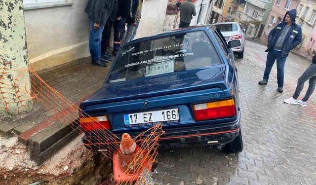 Çanakkale’de çöken yol otomobilleri yuttu