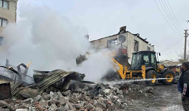 Çankırı’da çıkan yangında 4 yapı ve 1 araç zarar gördü