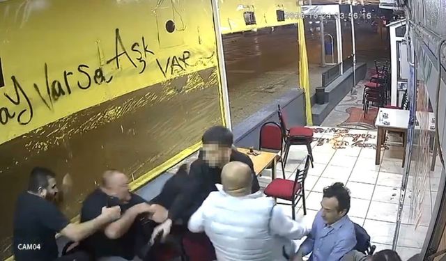 Çay ocağında otururken silahlı saldırıya uğradı: O anlar kamerada