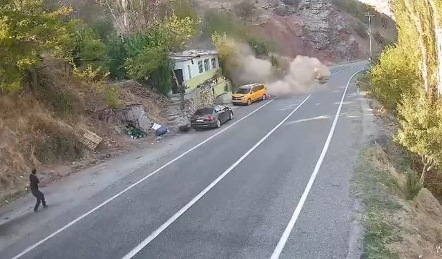 Dağdan yuvarlanan kaya parçası ev ve araçları teğet geçti: O anlar kamerada