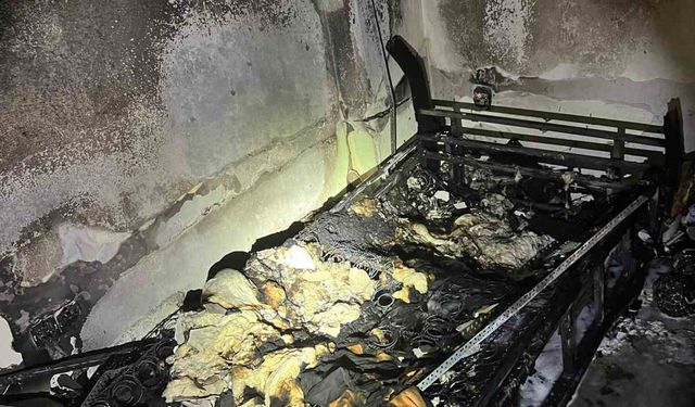 Dairede çıkan yangında bir oda kullanılamaz hale geldi