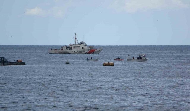 Denizde teknesi terk edilmiş halde bulunan balıkçı için arama çalışması başlatıldı