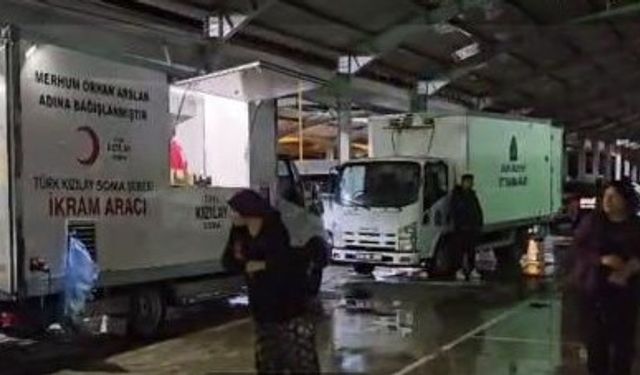 Depremin ardından gelen yağış, sokakta bulunan vatandaşlara zor anlar yaşattı