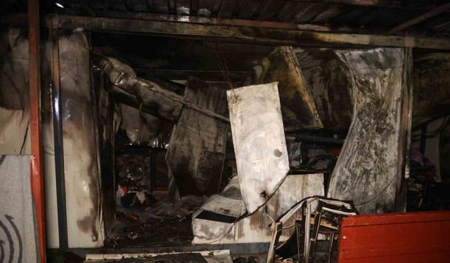 Depremzede ailenin yaşadığı konteyner alevlere teslim oldu: Anne ve 2 evladı dumandan etkilendi