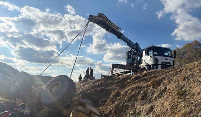 Devrilen iş makinesi altında kalan operatör kurtarıldı