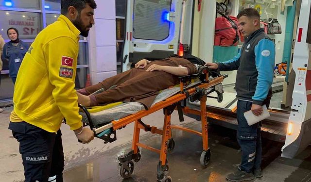 Devrilen motosikletteki 4 kişi yaralandı