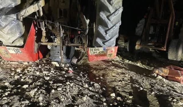 Devrilen traktörün altında kalan sürücü hayatını kaybetti