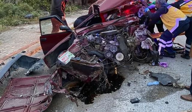 Direğe çarparak hurdaya dönen Fiat Tofaş’ın sürücüsü ağır yaralandı