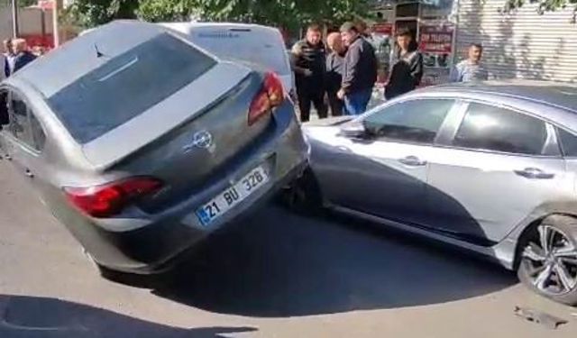 Diyarbakır’da ilginç kaza: Park halindeki 2 araca çarpıp asılı kaldı