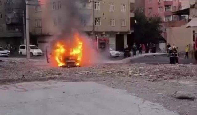 Diyarbakır’da seyir halindeki araç alev topuna döndü
