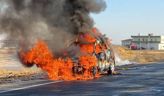 Diyarbakır’da seyir halindeki otomobil alevlere teslim oldu