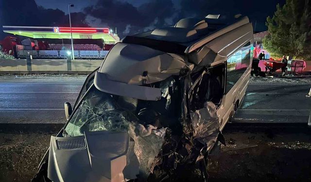 Diyarbakır’da yolcu minibüsü ile tanker çarpıştı: 1 yaralı