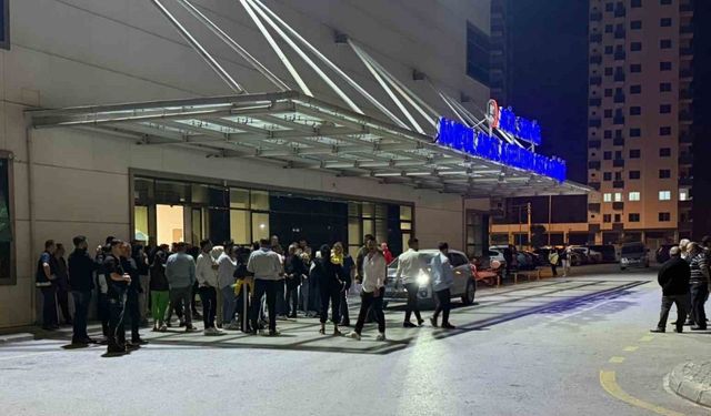 Düğün salonu önünde babasıyla tartışan şahıslara ateş etti: 5 yaralı