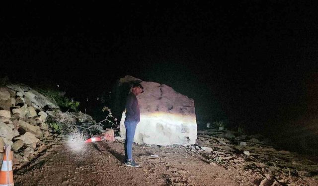 Düşen dev kaya karayolunu ulaşıma kapattı