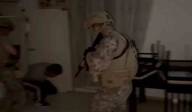 Duvarla örülen gizli bölmedeki dolaptan aranması bulunan 2 şahıs çıktı