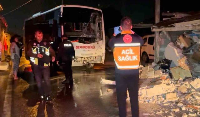 Edirne’de minibüs eve girdi