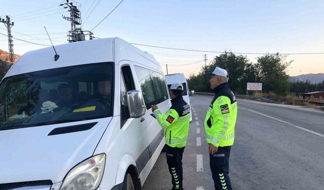 Eğirdir’de jandarma trafik uygulamasında 4 servis aracına ceza kesildi