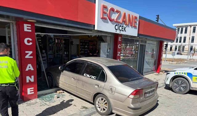 El freni çekilmeyen araç eczaneye girdi