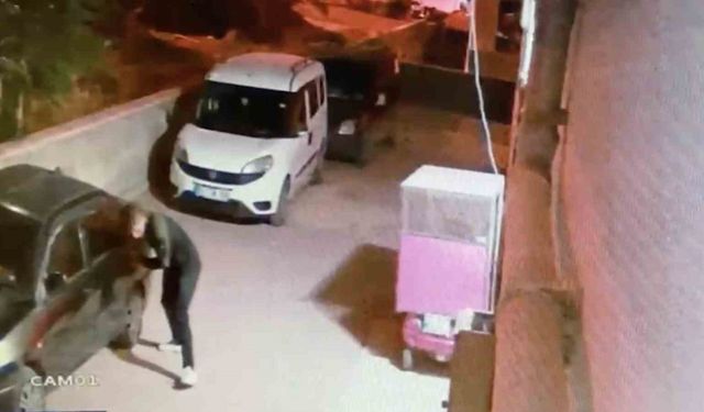 Elindeki bıçakla park halindeki araçların lastiklerini tek tek patlattı: O anlar kameraya yansıdı
