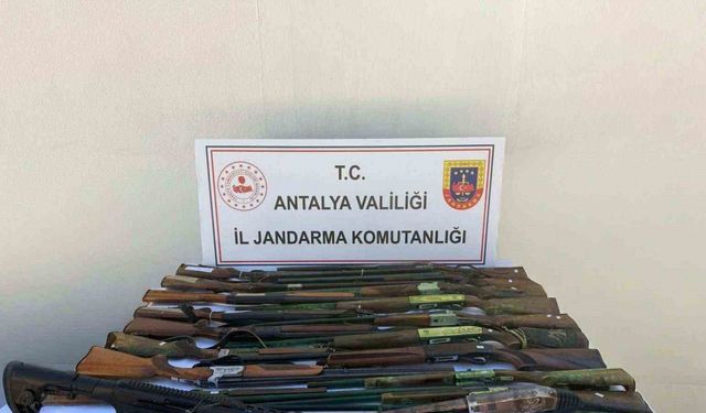 Elmalı’da ruhsatsız 20 silah ele geçirildi