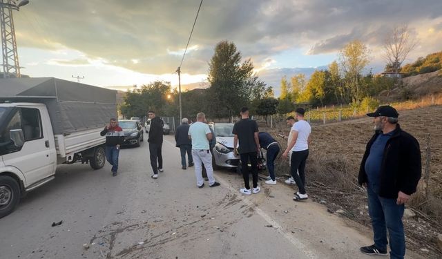 Erbaa’da minibüs ile otomobil çarpıştı: 5 yaralı