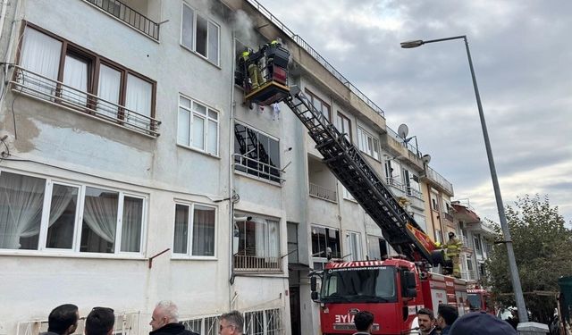 Erdek’te apartman dairesinde korkutan yangın