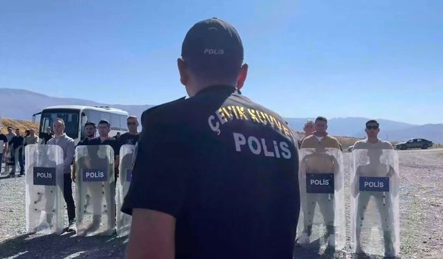 Erzincan çevik kuvvet polisinden nefes kesen tatbikat