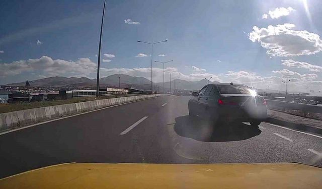 Erzurum-Artvin karayolunda tehlikeli anlar: Kontrolsüz şekilde ana yola çıkan araç kazaya neden oluyordu