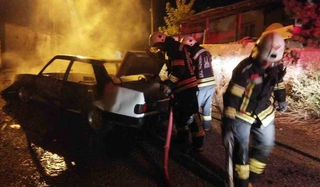 Erzurum’da araç alev topuna döndü