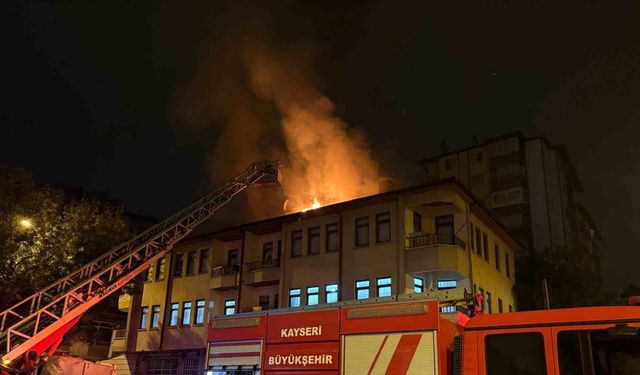Eşi eve almayınca sinirlenip binanın çatısını yaktı: 1 gözaltı