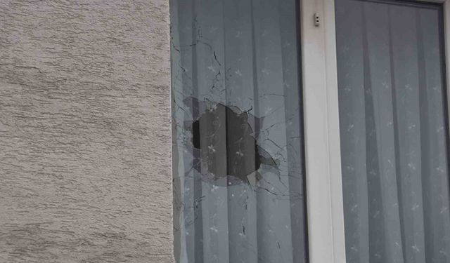 Eşinin yaşadığı daireye tüfekle 2 el ateş edip kaçtı