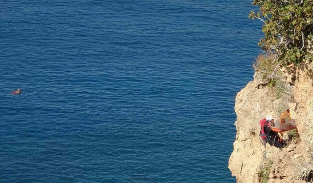 Falezlerde ölü bulunan adamın cenazesinin 2 saat süren alınma operasyonunu yüzerek izlediler