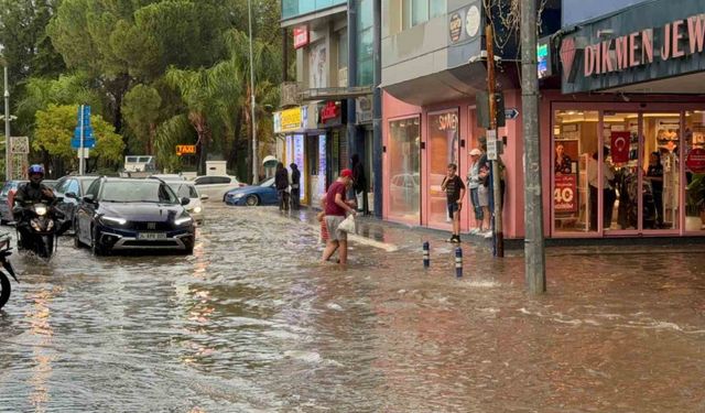 Fethiye sağanak yağışa teslim oldu, ev ve iş yerleri sular altında kaldı