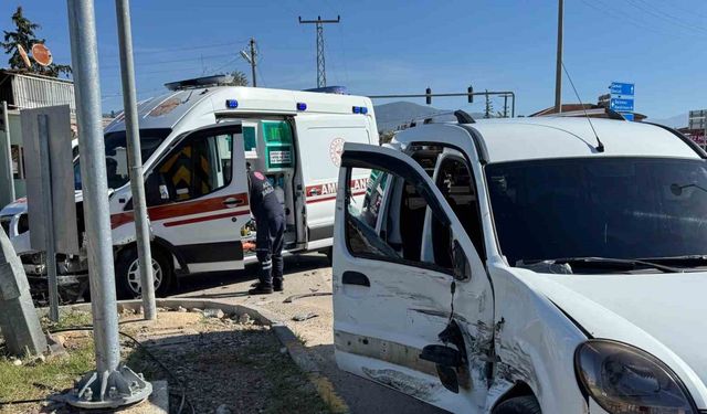 Fethiye’de ambulansla hafif ticari araç çarpıştı: 2 yaralı