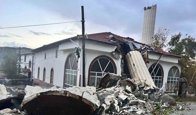 Fırtına minareyi yıktı: Cemaat ölümden döndü