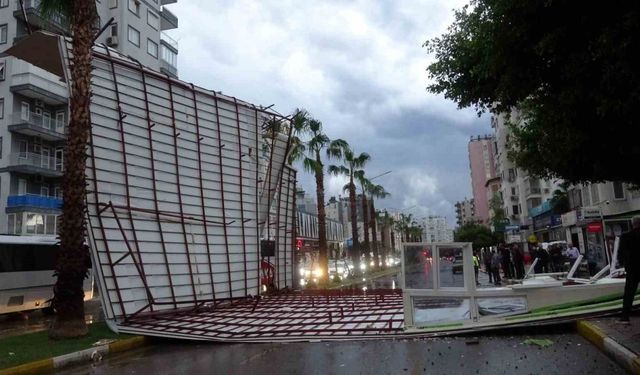 Fırtına tonlarca ağırlıktaki çatıyı karayoluna savurdu, muhtemel faciadan dönüldü