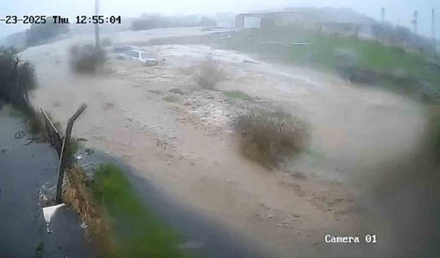 Foça’da Kaptanoğlu’nun aracının sele kapıldığı anlar