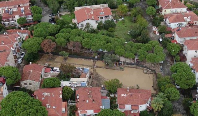 Foça’da selin ardından sokaklar çamur deryasına döndü