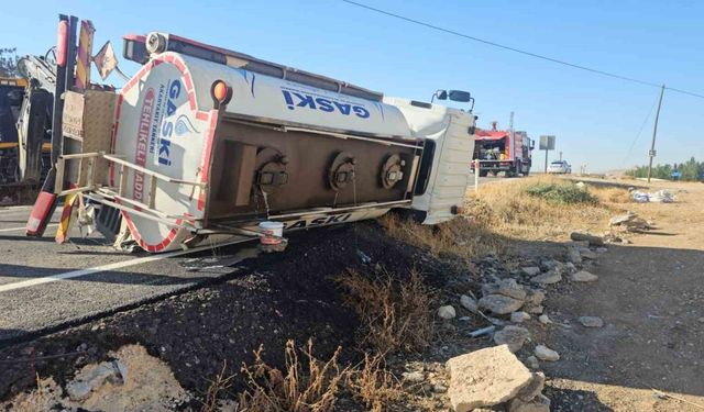Gaziantep’te devrilen yakıt tankerinin sürücüsü yaralandı: İtfaiye önlem aldı