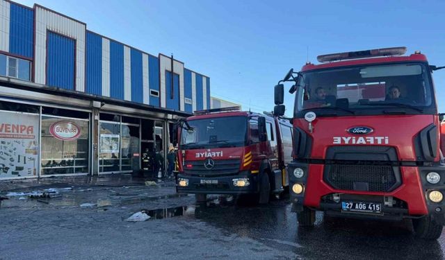 Gaziantep’te hırdavat malzemeleri satan iş yerinde yangın