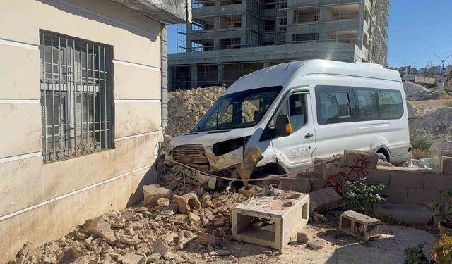 Gaziantep’te kazadan kaçmaya çalışan servis eve çarptı: 3 yaralı